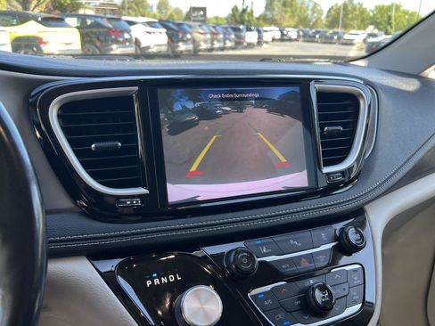 Used 2022 Chrysler Pacifica Touring-L FWD image 36
