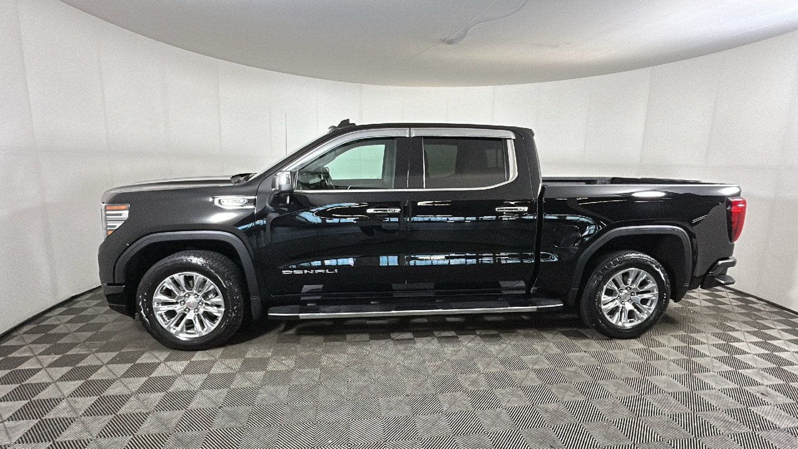 Used 2025 GMC Sierra 1500 Denali AWD/4WD image 7