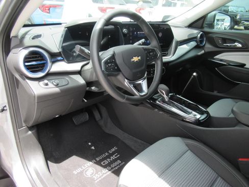Used 2025 Chevrolet Trax LT w/ Sunroof Package FWD image 18