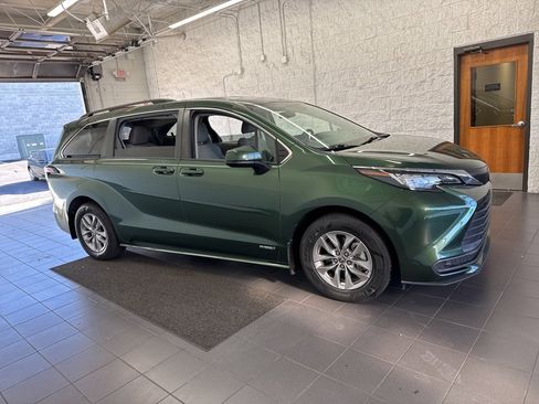 Certified 2021 Toyota Sienna LE image 1