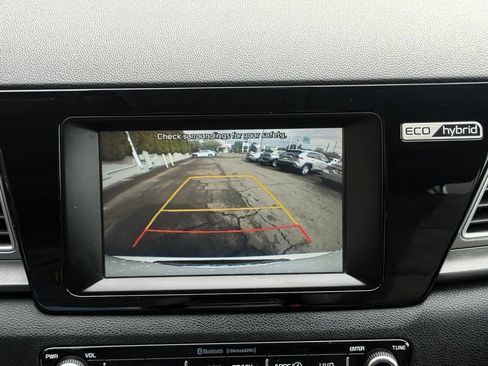Used 2017 Kia Niro LX FWD image 24