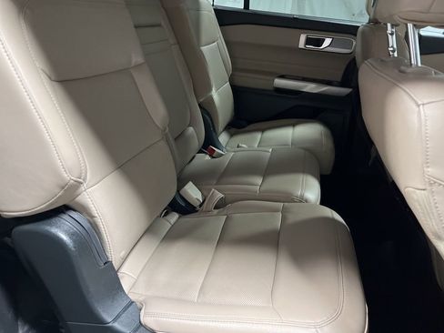 Used 2023 Ford Explorer Limited image 12