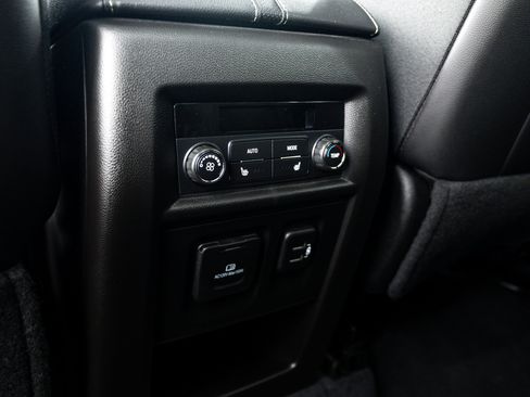 Used 2023 Chevrolet Traverse Premier image 16