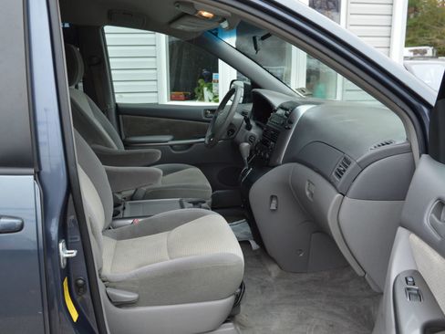 Used 2009 Toyota Sienna LE image 18