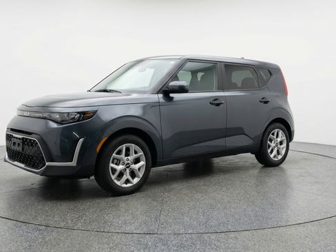 Used 2025 Kia Soul LX w/ LX Technology Package image 3