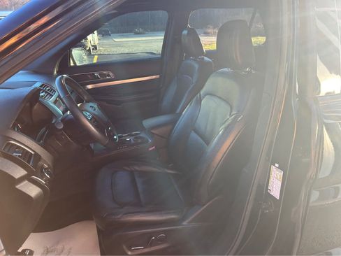 Used 2018 Ford Explorer XLT w/ Equipment Group 202A image 10