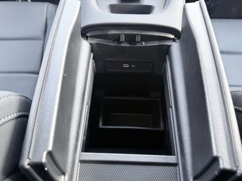 Used 2025 Mercedes-Benz GLE 450e 4MATIC w/ AMG Line Exterior image 41