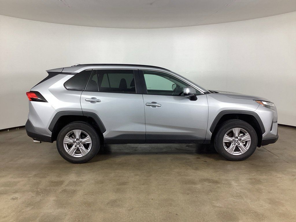 Used 2025 Toyota RAV4 XLE AWD/4WD image 4