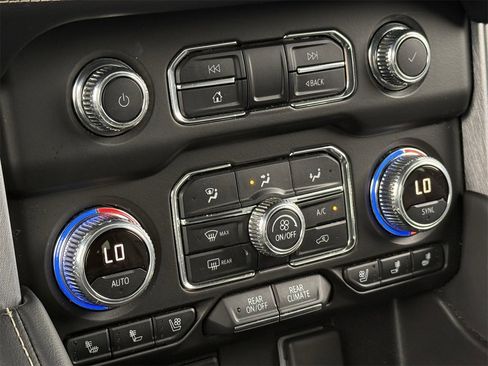 Used 2022 GMC Yukon XL SLT w/ SLT Premium Package image 18