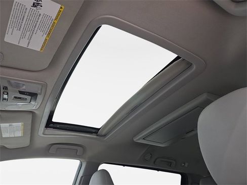 Used 2017 Toyota Sienna XLE Premium image 30