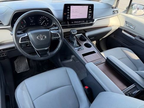 Used 2023 Toyota Sienna XLE FWD image 35