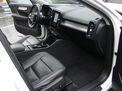 Used 2020 Volvo XC40 T5 Momentum w/ Protection Package Premier image 17