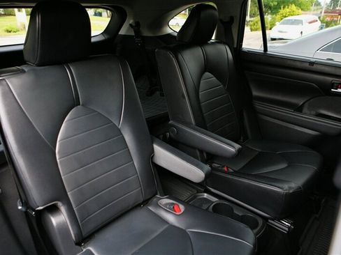 Used 2021 Toyota Highlander XLE image 17