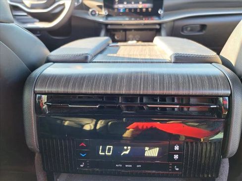 Used 2024 Jeep Wagoneer L Series II w/ Flexible Seating Group RWD image 17
