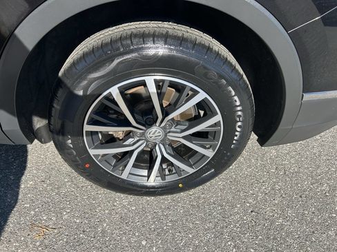 Used 2020 Volkswagen Tiguan SE w/ Panoramic Sunroof Package image 12