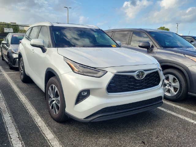 Used 2025 Toyota Highlander XLE FWD image 3