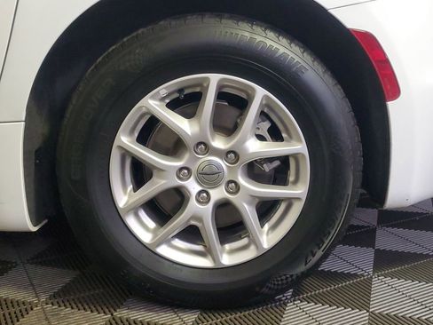 Used 2024 Chrysler Pacifica Touring-L image 8