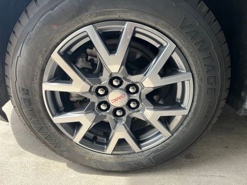 Used 2023 GMC Acadia SLT image 30