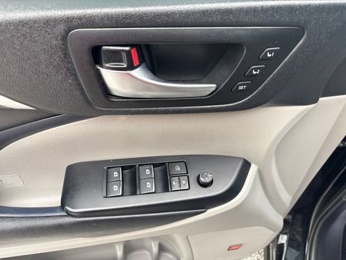 Used 2019 Toyota Highlander Limited AWD/4WD image 11