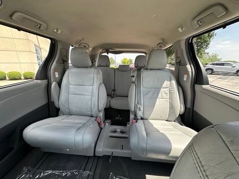 Used 2017 Toyota Sienna XLE w/ XLE Navigation Package FWD image 34