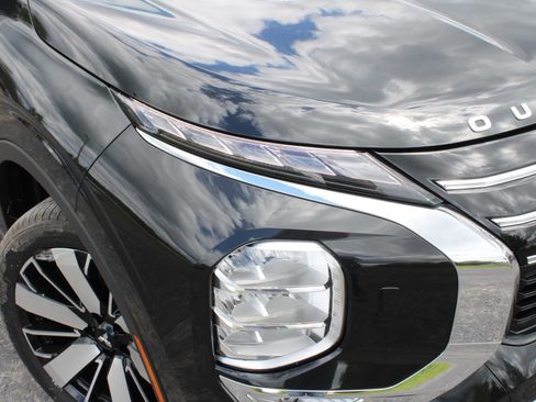 New 2025 Mitsubishi Outlander Platinum Edition image 2