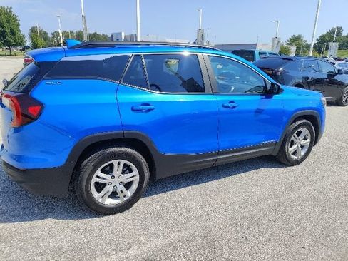 Used 2024 GMC Terrain SLE w/ Driver Convenience Package FWD image 9