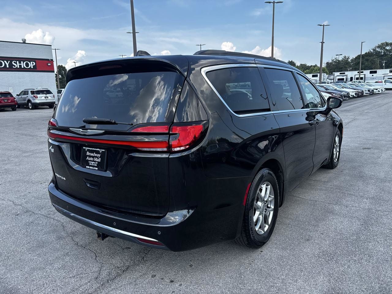 Used 2021 Chrysler Pacifica Touring FWD image 3