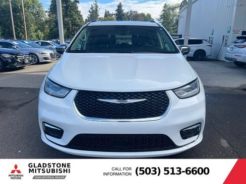 Used 2023 Chrysler Pacifica Limited FWD image 4