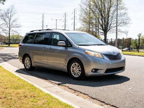 Used 2011 Toyota Sienna XLE w/ Entertainment Pkg FWD image 4