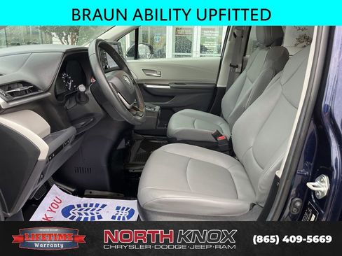Used 2024 Toyota Sienna XLE w/ XLE Plus Package FWD image 4