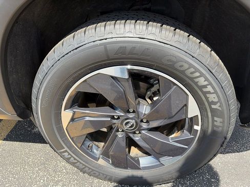 Used 2025 Nissan Rogue SV FWD image 32