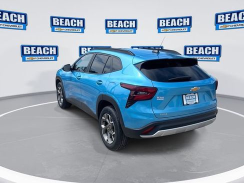 Used 2025 Chevrolet Trax LT FWD image 9