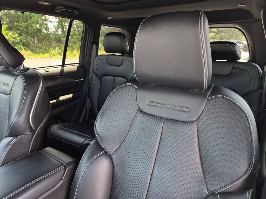 Used 2023 Jeep Grand Cherokee Overland w/ Luxury Tech Group IV AWD/4WD image 36