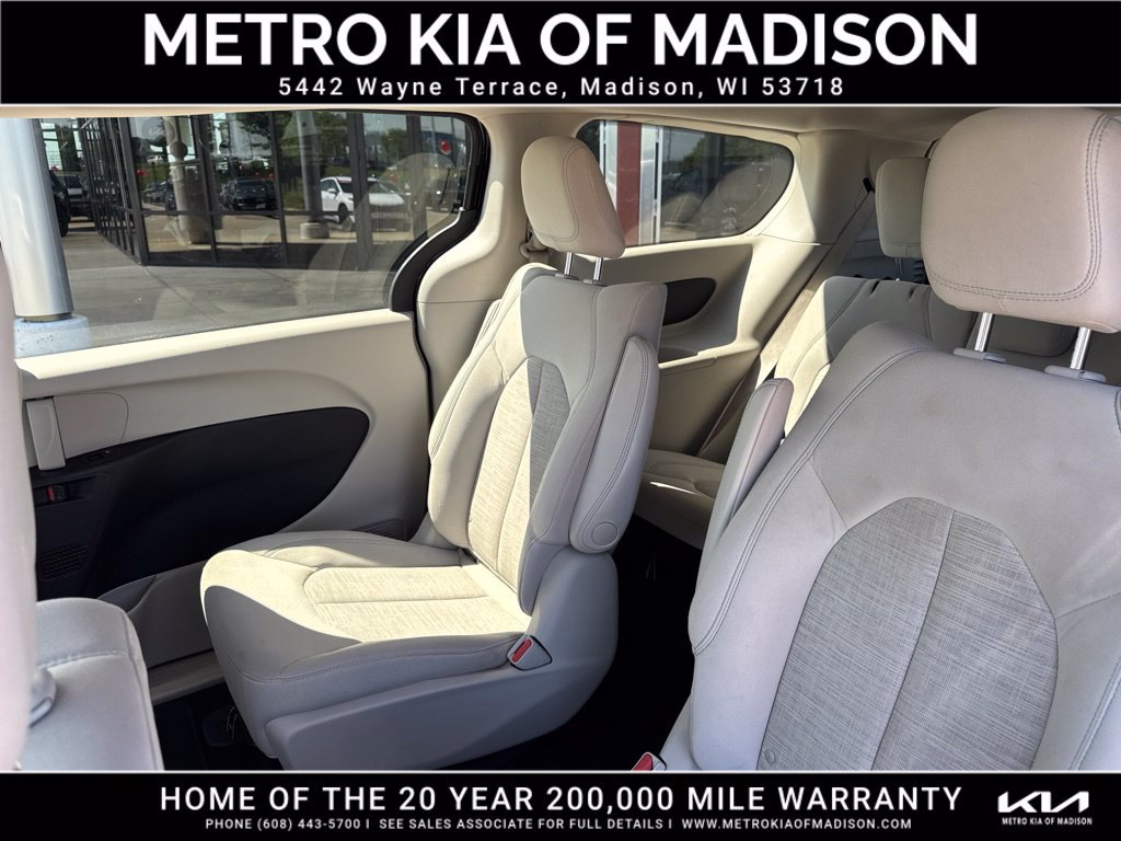 Used 2018 Chrysler Pacifica Touring Plus FWD image 32