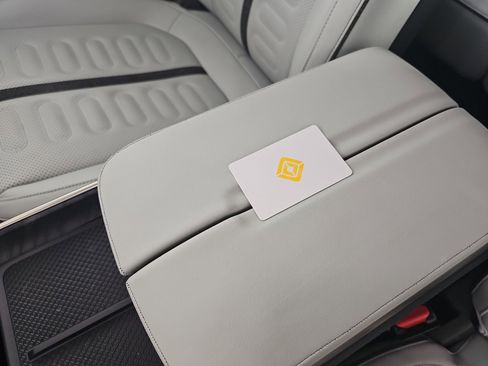 Used 2025 Rivian R1S Adventure image 30