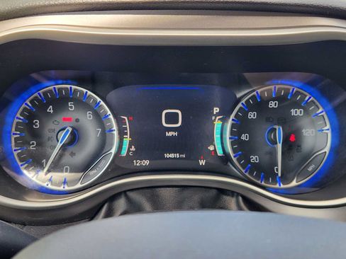Used 2021 Chrysler Pacifica Touring-L FWD image 15