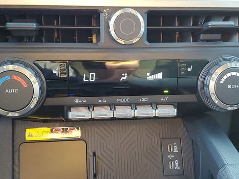 Used 2024 Toyota Tacoma TRD Off-Road image 33