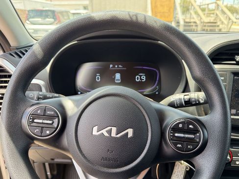 Used 2025 Kia Soul LX w/ LX Technology Package FWD image 7
