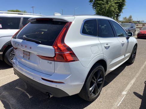 Used 2021 Volvo XC60 T5 Momentum FWD image 2