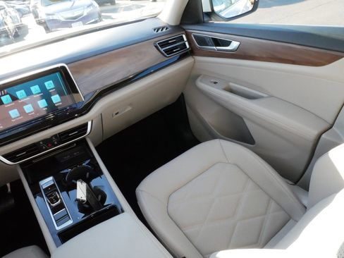 Certified 2025 Volkswagen Atlas SE w/ Black Wheel Package image 11