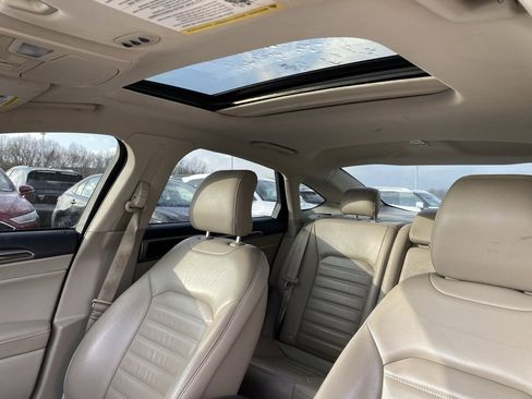 Used 2017 Ford Fusion SE w/ Fusion SE Technology Package image 18