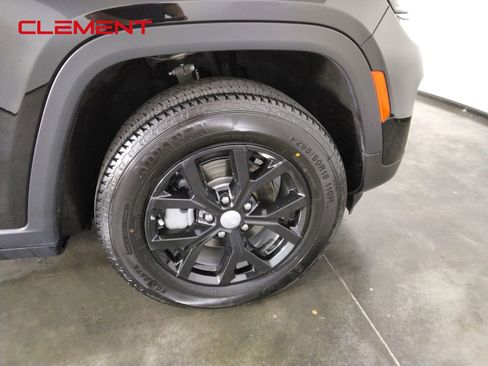 Used 2023 Jeep Grand Cherokee Limited RWD image 38