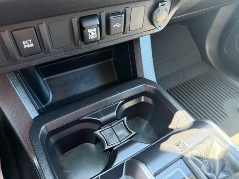 Used 2021 Toyota Tacoma SR5 AWD/4WD image 25