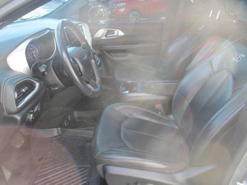 Used 2021 Chrysler Pacifica Touring-L w/ Uconnect Theater Family Group image 10