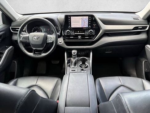Used 2020 Toyota Highlander XLE AWD/4WD image 19