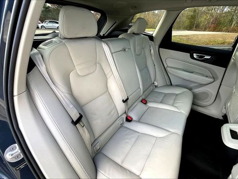 Certified 2023 Volvo XC60 B5 Plus w/ Climate Package image 18