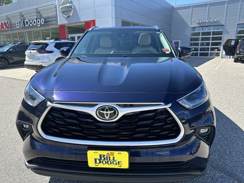 Used 2021 Toyota Highlander XLE AWD/4WD image 2