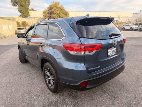 Used 2017 Toyota Highlander Plus w/ Carpet Mat Package FWD image 15