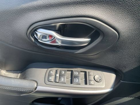 Used 2021 Jeep Cherokee Latitude FWD image 21