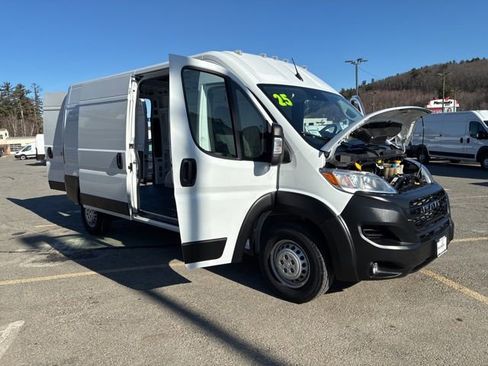 Used 2025 RAM ProMaster 2500 w/ Convenience Group image 9